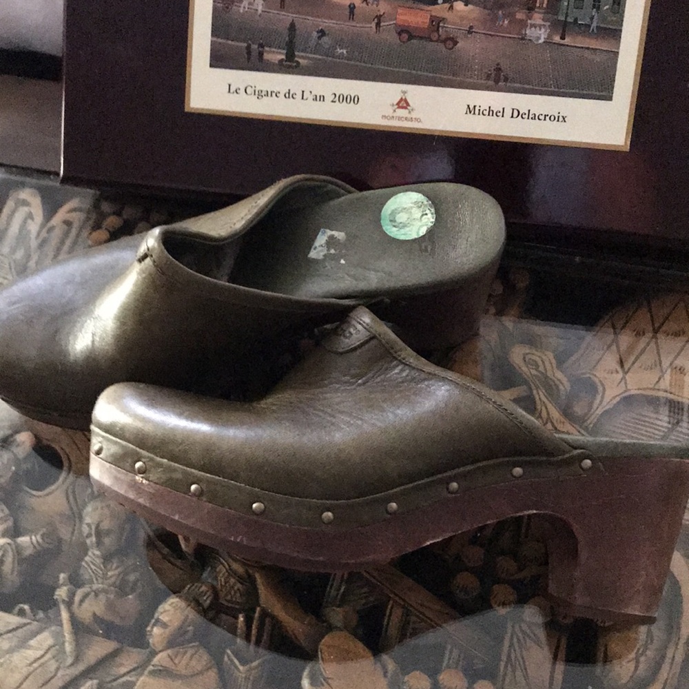 UGG olive clogs in a Size 8